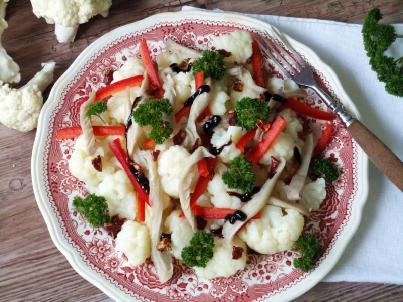 Sałatka z boczniakami i kalafiorem