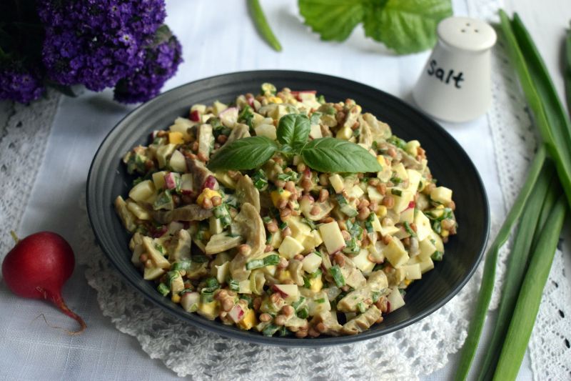 Sałatka z boczniaków jajek rzodkiewki, szczypiorku Sałatka z boczniaków jajek rzodkiewki, szczypiorku