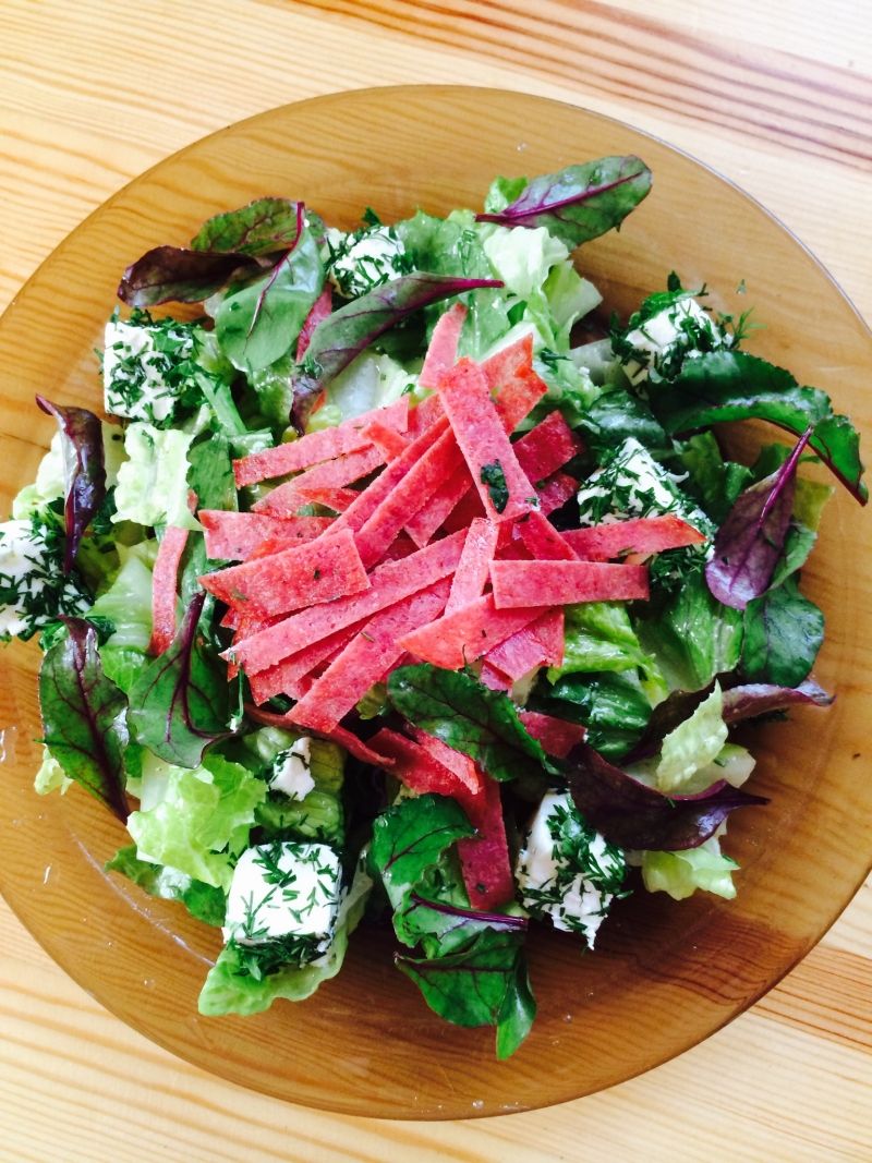 Sałatka z botwinką, fetą i salami Sałatka z botwinką, fetą i salami