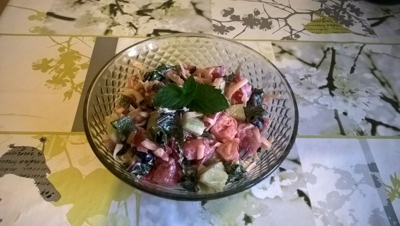 Sałatka z botwinką, warzywami i żółtym serem Sałatka z botwinką, warzywami i żółtym serem