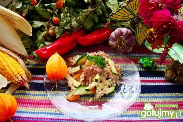 Sałatka z brązowego ryżu i cukini