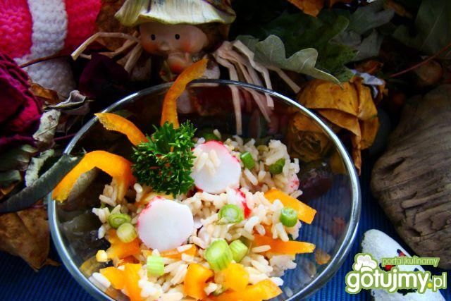 Sałatka z brązowego ryżu i kraba