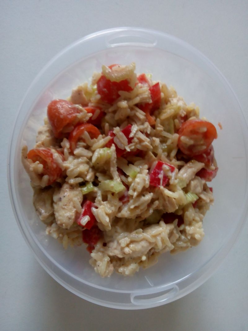 Sałatka z brązowym ryżem i gotowanym kurczakiem