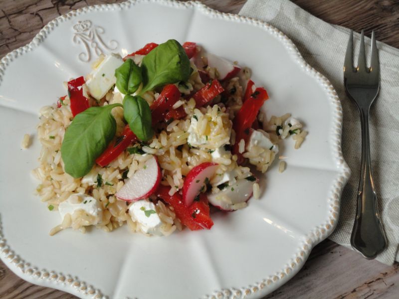 Sałatka z brązowym ryżem i serem feta