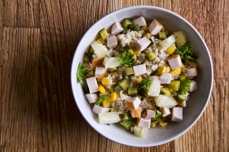 Sałatka z brązowym ryżem i wędzonym kurczakiem Sałatka z brązowym ryżem i wędzonym kurczakiem