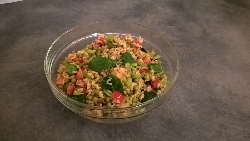 Sałatka z brązowym ryżem, łososiem i selerem