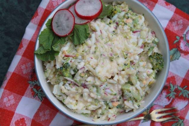 Sałatka z brokuła i serka wiejskiego