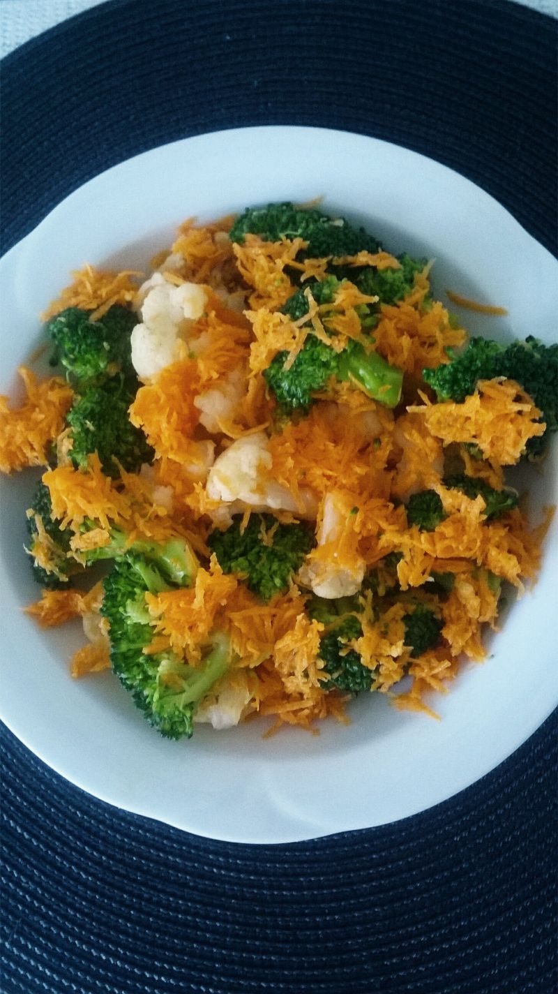 Sałatka z brokuła, kalafiora i marchewki