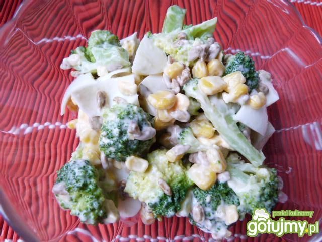 Sałatka z brokuła, kukurydzy i jajek