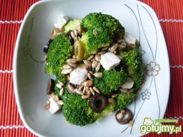 Sałatka z brokuła, sera feta i oliwek