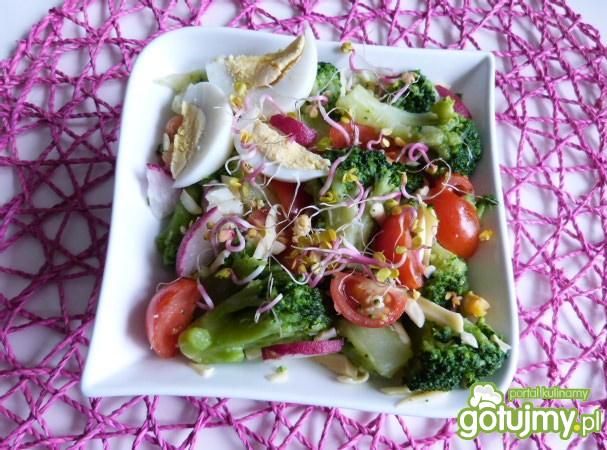 Sałatka z brokuła z kiełkami rzodkiewki