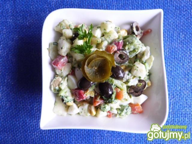 Sałatka z brokuła z oliwkami i papryką