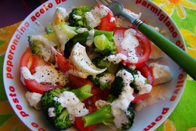 Sałatka z brokuła z sosem czosnkowym 