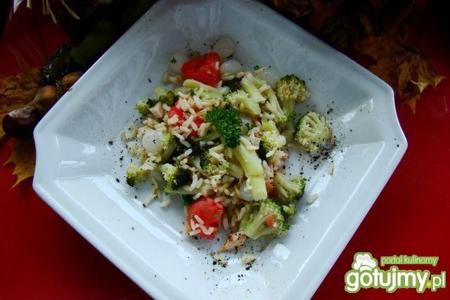 Sałatka z brokułam i ryżem 