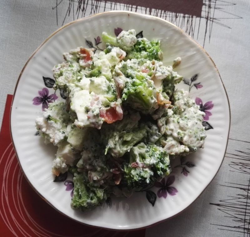 Sałatka z brokułami, boczkiem i sosem czosnkowym Sałatka z brokułami, boczkiem i sosem czosnkowym