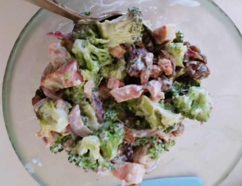 Sałatka z brokułami, fetą i boczkiem Sałatka z brokułami, fetą i boczkiem