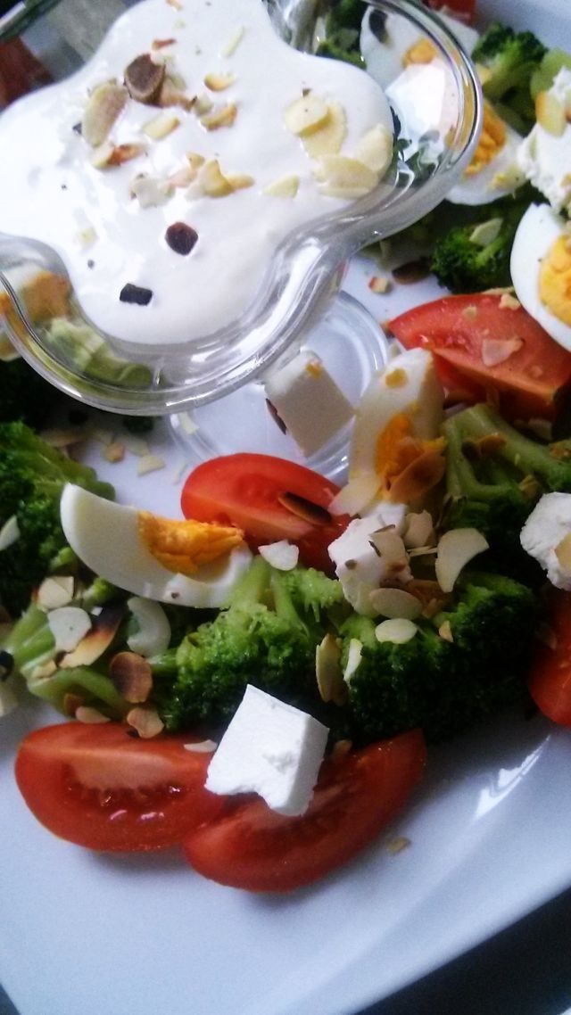 Sałatka z brokułami i fetą 