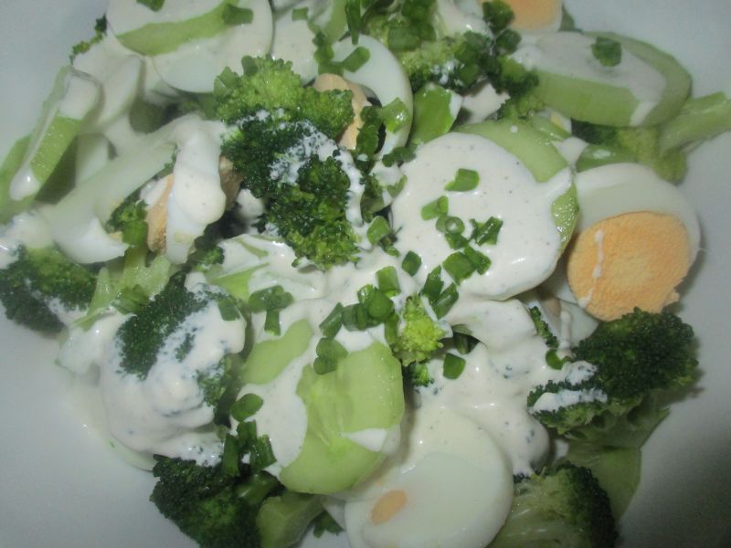 Sałatka z brokułami i jajkami