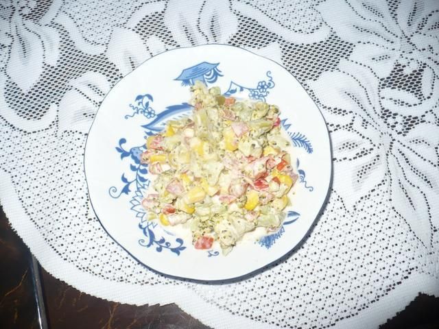 Sałatka z brokułami i kukurydzą