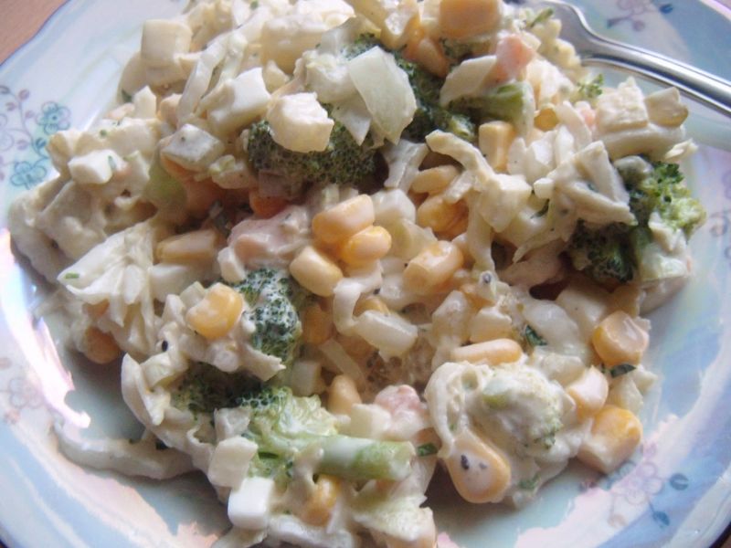 Sałatka z brokułami i łososiem Sałatka z brokułami i łososiem