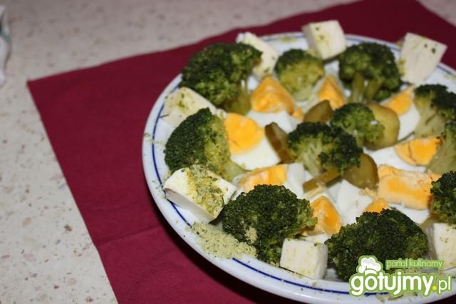 sałatka z brokułami i serem mozzarellą