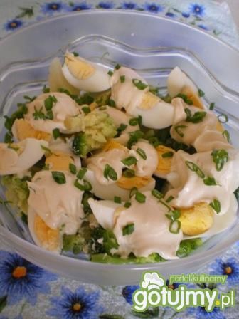 Sałatka z brokułami i sosem czosnkowym