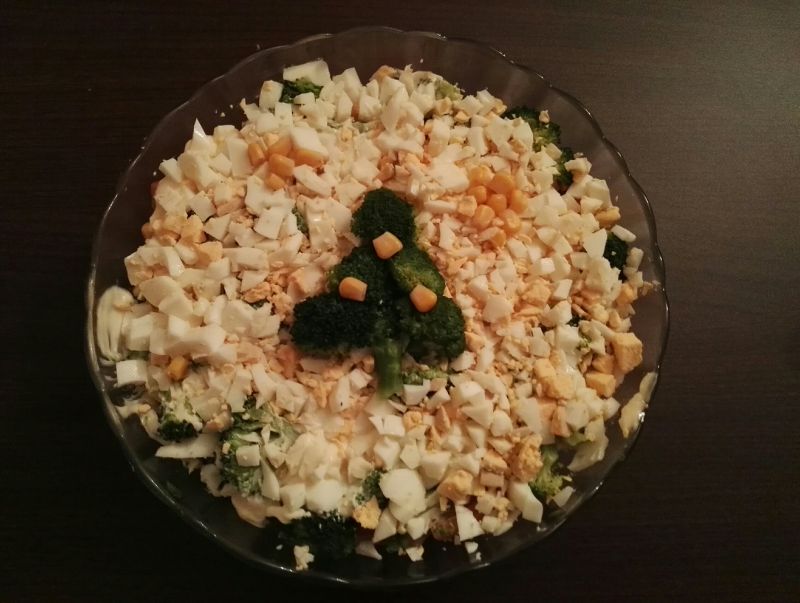 Sałatka z brokułami i wędzonym łososiem Sałatka z brokułami i wędzonym łososiem