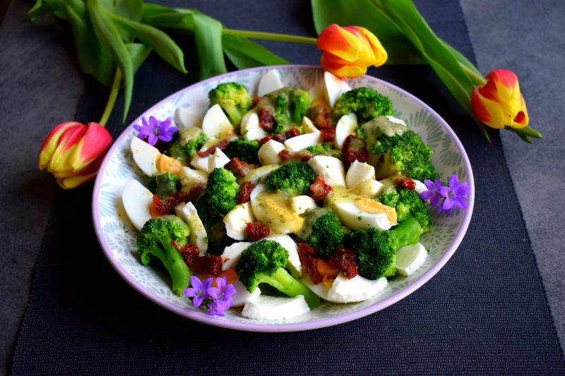 Sałatka z brokułami, mozarellą i jajkiem