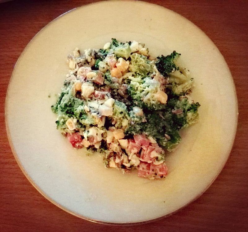 Sałatka z brokułami, serem pleśniowym i bekonem
