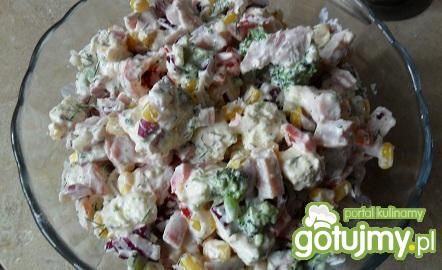 Sałatka z brokułem i białym serem Sałatka z brokułem i białym serem