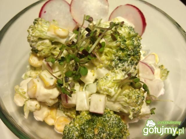 Sałatka z brokułem i fetą 3