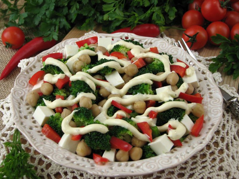 Sałatka z brokułem i fetą