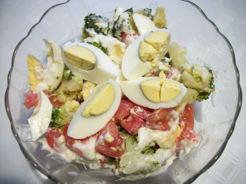 Sałatka z brokułem i jajkiem Sałatka z brokułem i jajkiem