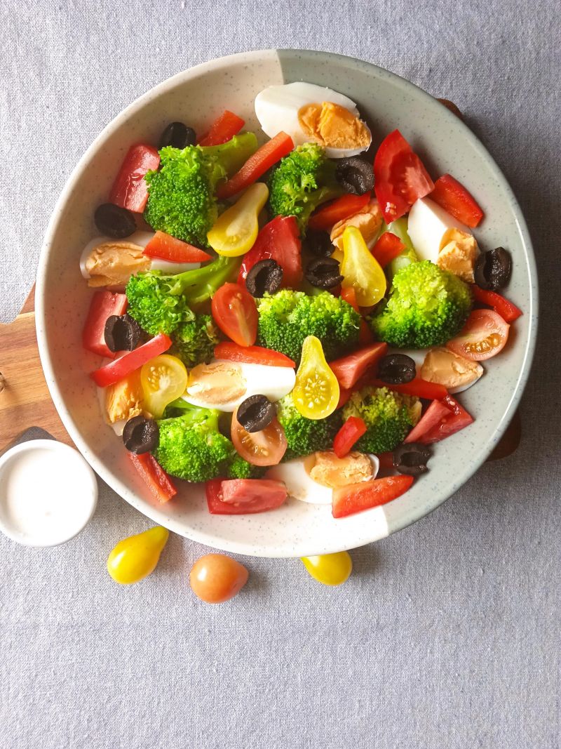 Sałatka z brokułem i jajkiem