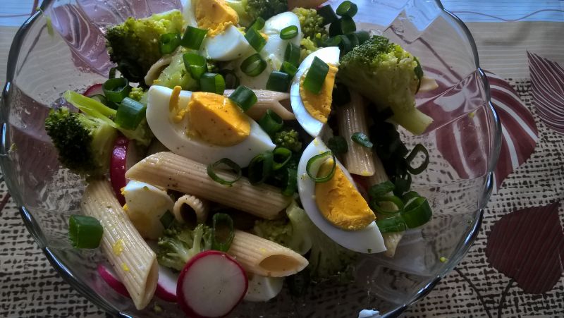 Sałatka z brokułem i makaronem Sałatka z brokułem i makaronem