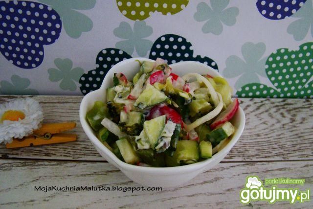 Sałatka z brokułem i nowalijkami