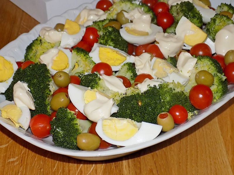 Sałatka z brokułem i oliwkami Sałatka z brokułem i oliwkami