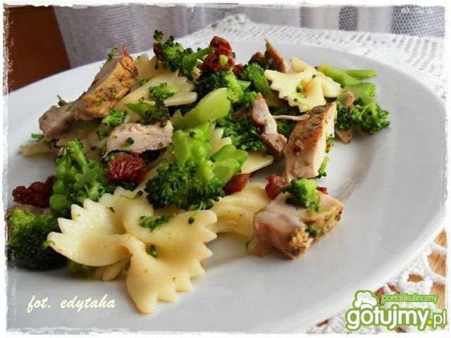 Sałatka z brokułem i pieczenią