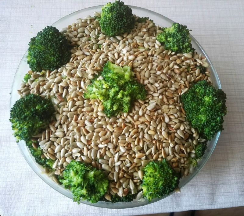 Sałatka z brokułem i prażonym słonecznikiem Sałatka z brokułem i prażonym słonecznikiem