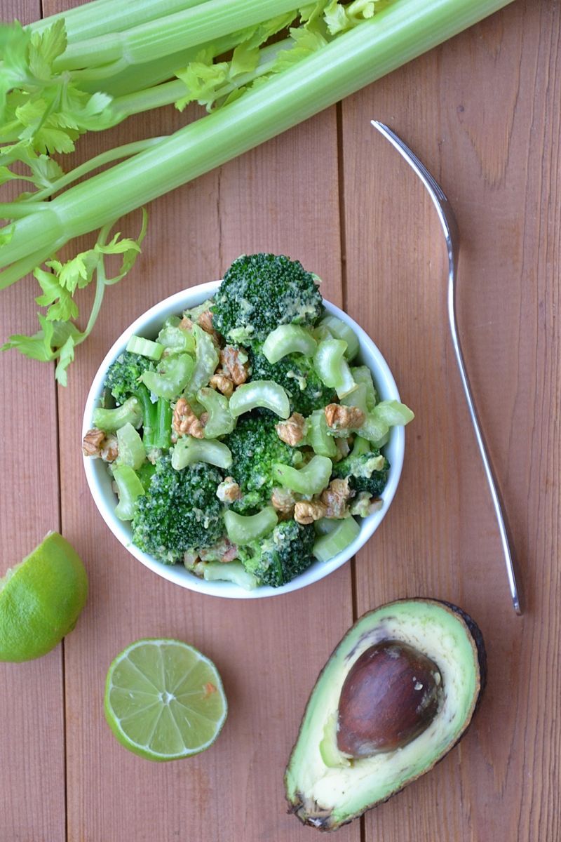 Sałatka z brokułem i selerem naciowym