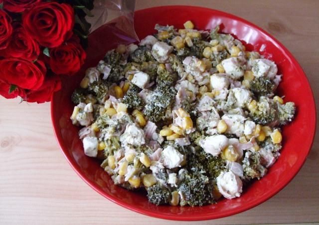 Salatka z brokulem i serem feta