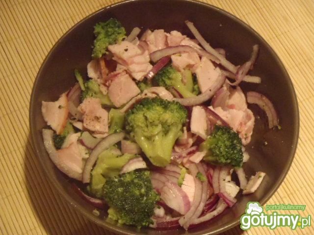 Sałatka z brokułem i szynką Sałatka z brokułem i szynką