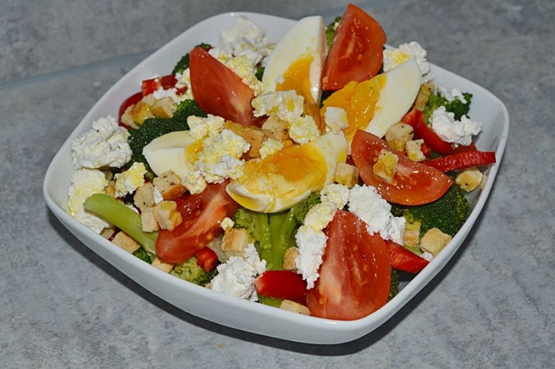 Sałatka z brokułem,jajkiem,fetą,pomidoremi papryką