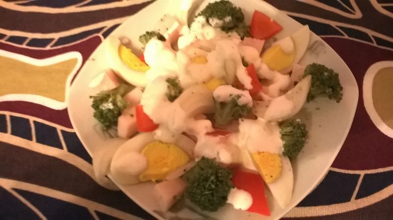 sałatka z brokułem, jajkiem i papryką konserwową sałatka z brokułem, jajkiem i papryką konserwową