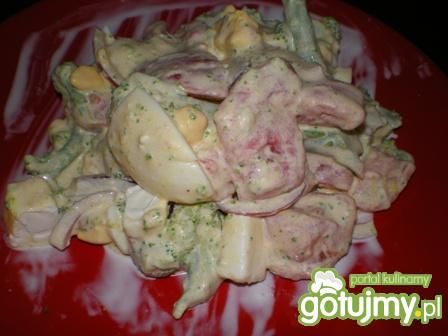 Sałatka z brokułem, jajkiem, pomidorem