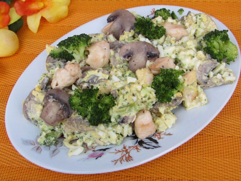 Sałatka z brokułem, pieczarkami i kurczakiem