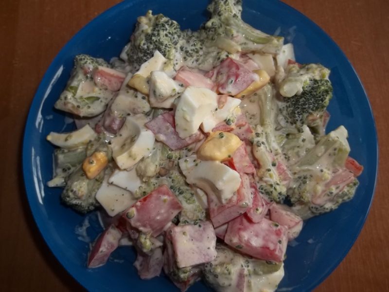 Sałatka z brokułem, pomidorami i jajkami