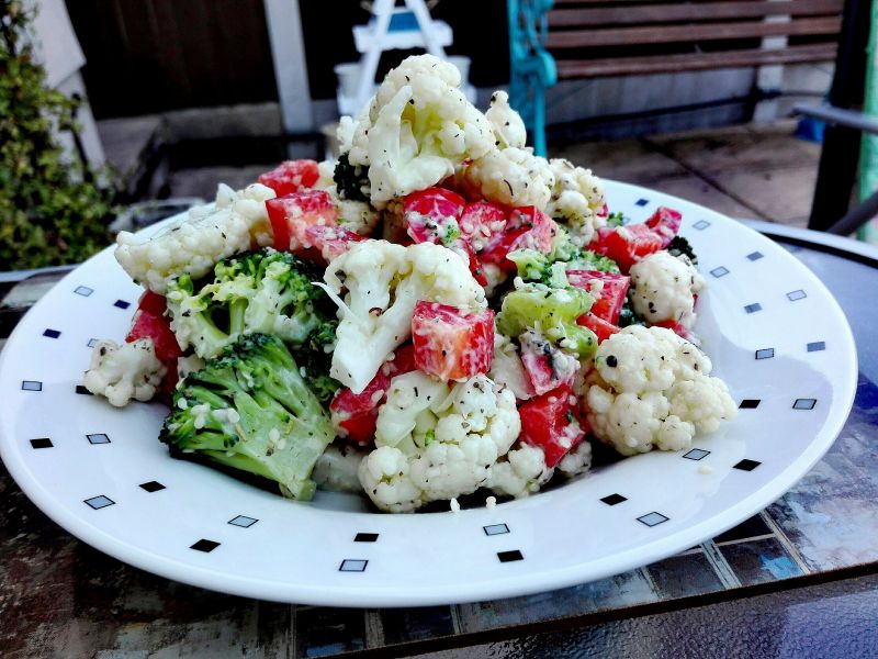 Sałatka z brokułem w sosie jogurtowo-sezamowym