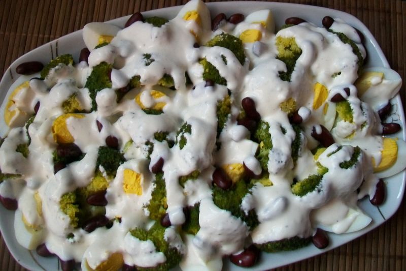 Sałatka z brokułem z sosem czosnkowym