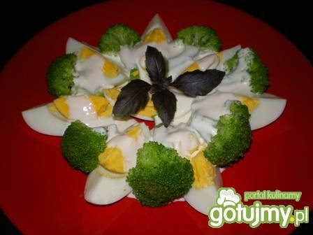 Sałatka z brokułów i jajek